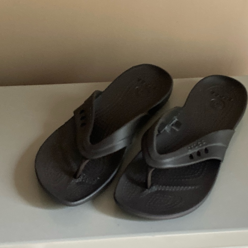 New 6W size flip flops, never worn.